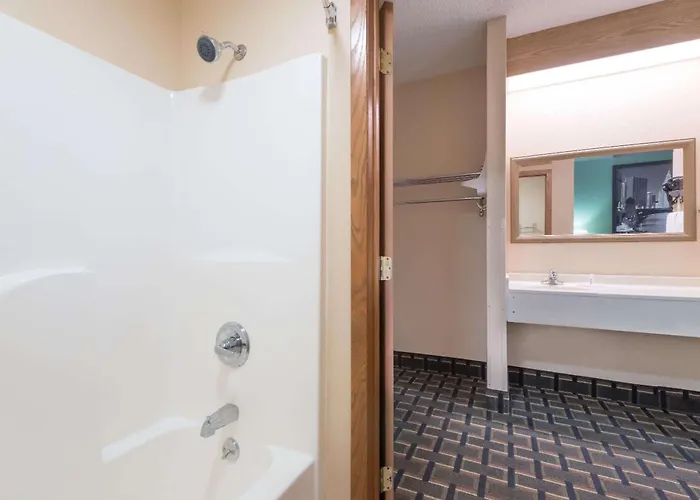 Super 8 By Wyndham Mt. Carmel Il Hotel
